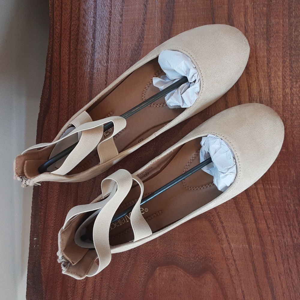 Bella Marie New! Dana Flats Beige Faux Suede Size 7